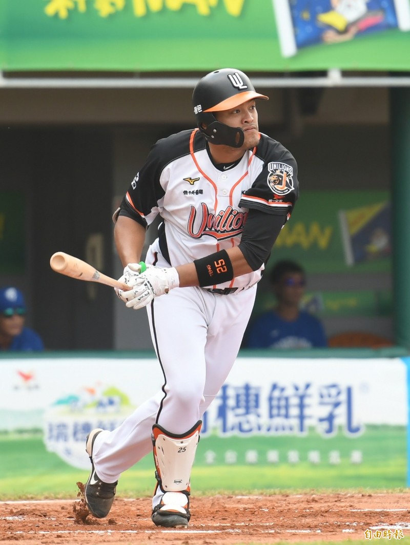 鄧志偉本日４打數３安打。（記者黃志源攝）