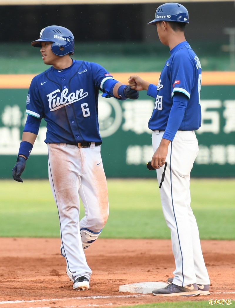 7局上林威廷的安打再度送回了壘包上2名跑者。（記者黃志源攝）