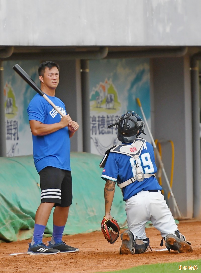 富邦高國輝今天隨二軍到台南棒球場，但未上場比賽。（記者黃志源攝）