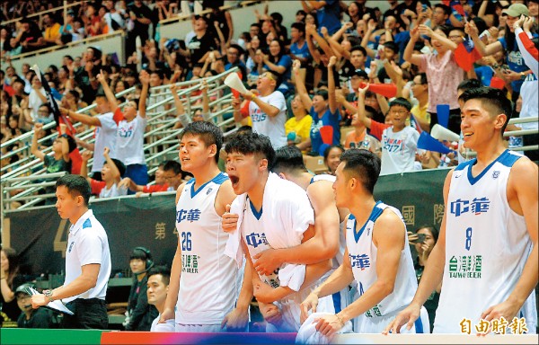 台灣藍逆轉勝打敗南韓,球員和球迷都嗨到不行。(記者林正堃攝) 台灣藍逆轉勝打敗南韓,球員和球迷都嗨到不行。(記者林正堃攝)