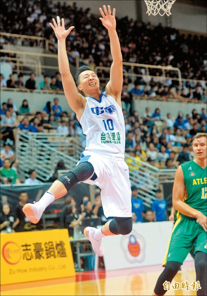 簡祐哲第三節飆進4顆三分球。(記者林正堃攝) 簡祐哲第三節飆進4顆三分球。(記者林正堃攝)