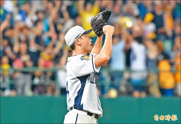 兄弟守護神李振昌封鎖悍將最後反攻，興奮地仰天高舉雙臂。
（記者廖振輝攝）