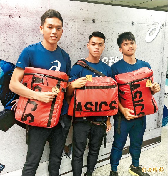 男子400公尺接力隊成員陳家薰(左起)、葉守博、魏泰陞啟程至中國大連移地訓練。(記者林岳甫攝) 男子400公尺接力隊成員陳家薰(左起)、葉守博、魏泰陞啟程至中國大連移地訓練。(記者林岳甫攝)