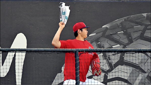 大谷翔平昨以毛巾代替球，揮臂練習投球。（取自官網）