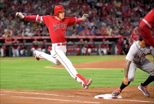 大谷翔平（左）昨天第2局只用4.08秒就跑出內野安打。（法新社）