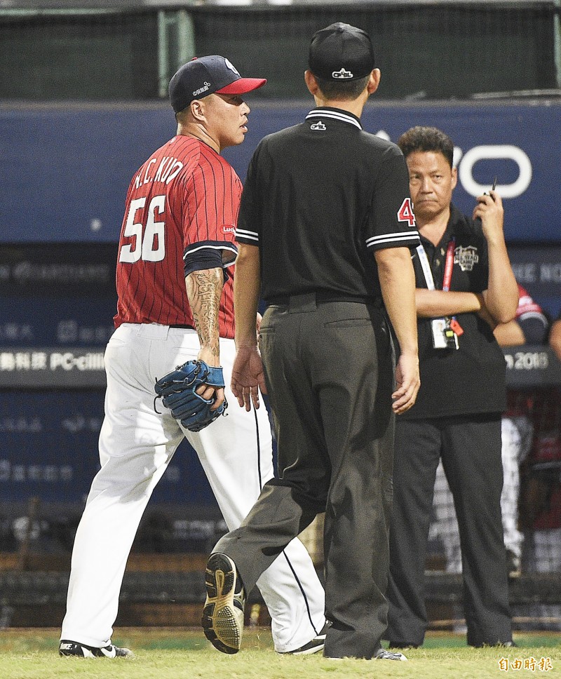 富邦悍將郭泓志（左）跟主審抗議好球帶引發衝突，隨後被判出場。（記者陳志曲攝）