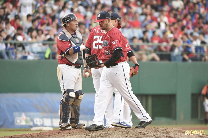 悍將布魯斯僅投1.2局，是他在中職3年最短先發。（記者陳志曲攝）