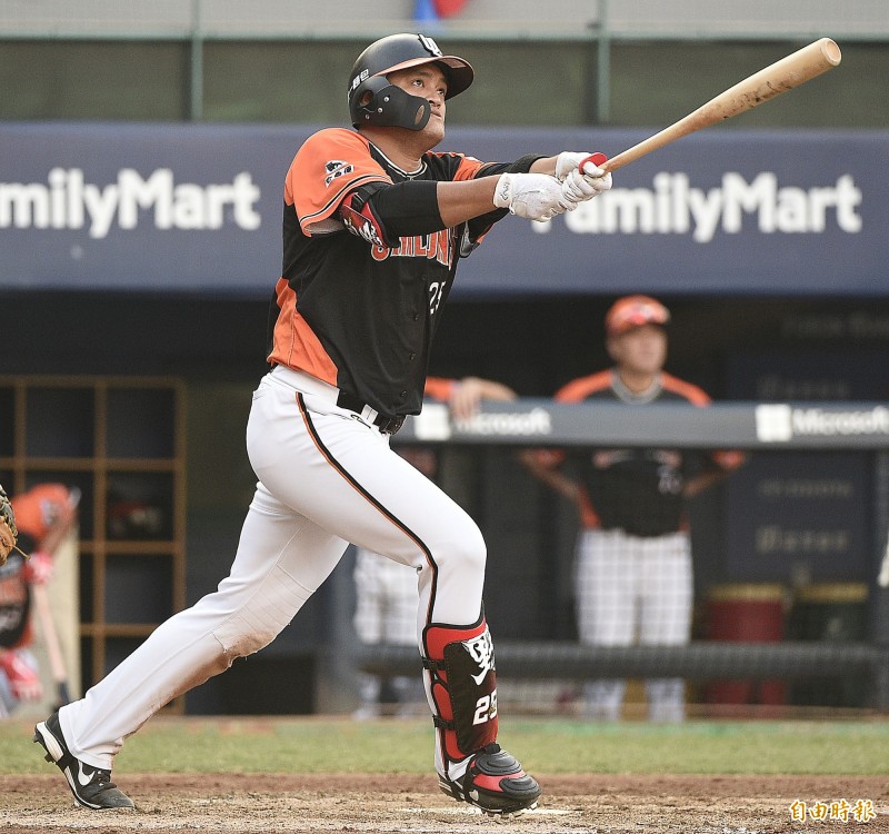鄧志偉單場16個壘打數創中職新猷，連續6打數安打則追平紀錄。（記者陳志曲攝）