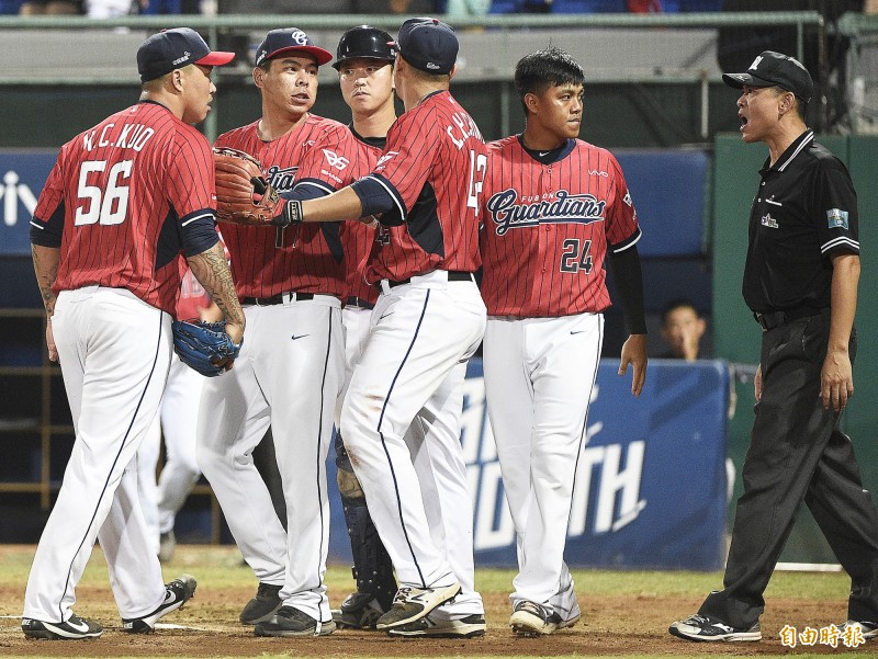 富邦悍將郭泓志（左）跟三壘審王俊宏（右）抗議。（記者陳志曲攝）