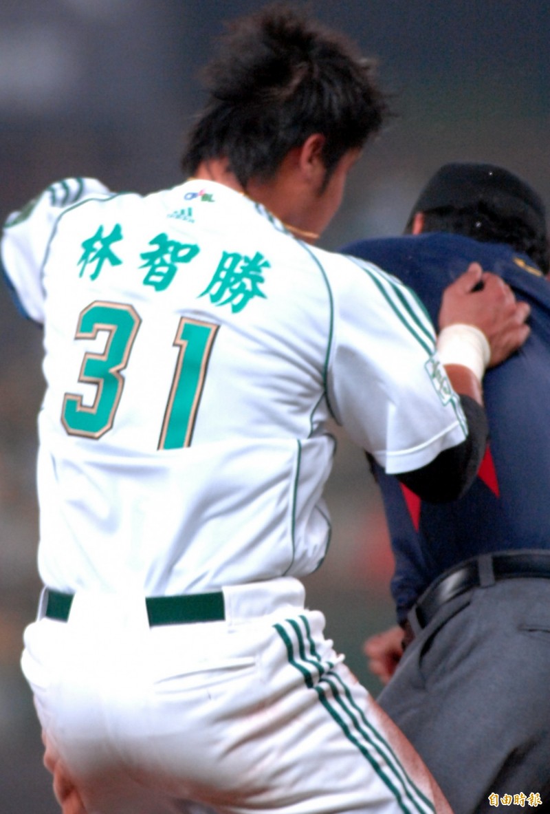林智勝衝撞裁判。（資料照，記者黃志源攝）