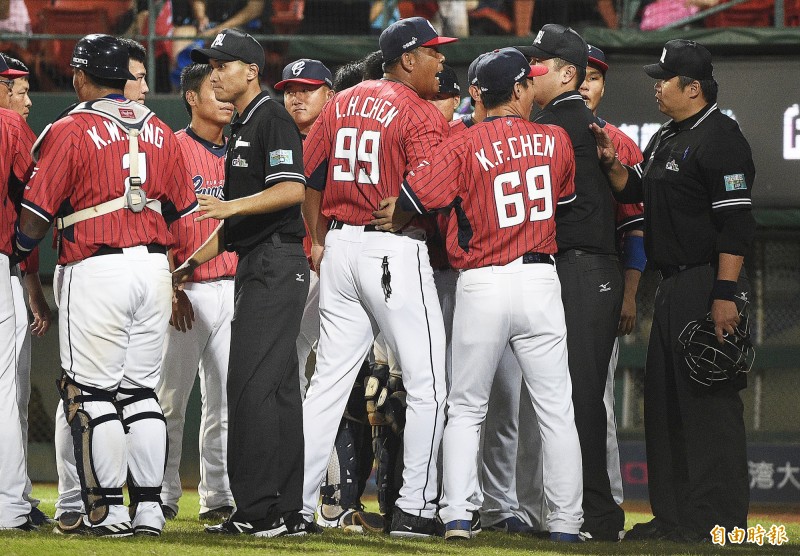 富邦悍將總教練陳連宏（中）到上場抗議，頂撞主審江春緯（右），隨後被判出場。（記者陳志曲攝）
