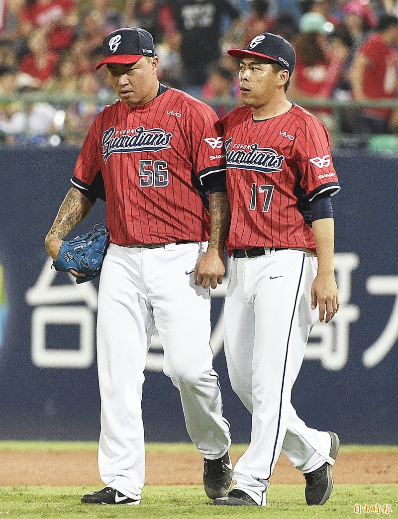 富邦悍將郭泓志（左）跟主審抗議好球帶引發衝突，隨後被判出場。（記者陳志曲攝）