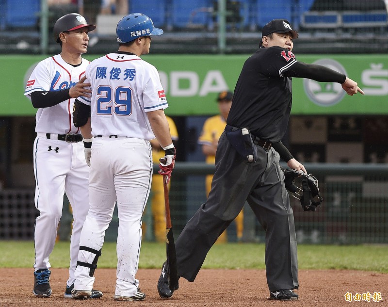 陳俊秀（中）跟主審抗議被判出場，與主審發生肢體衝突。（資料照，記者陳志曲攝）