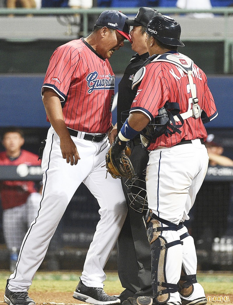 富邦悍將總教練陳連宏（左）到上場抗議，頂撞主審江春緯（右），隨後被判出場。（記者陳志曲攝）