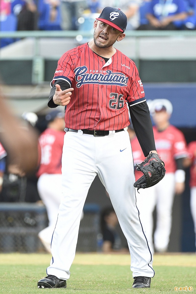 富邦悍將先發投手布魯斯表達不滿。（記者陳志曲攝）