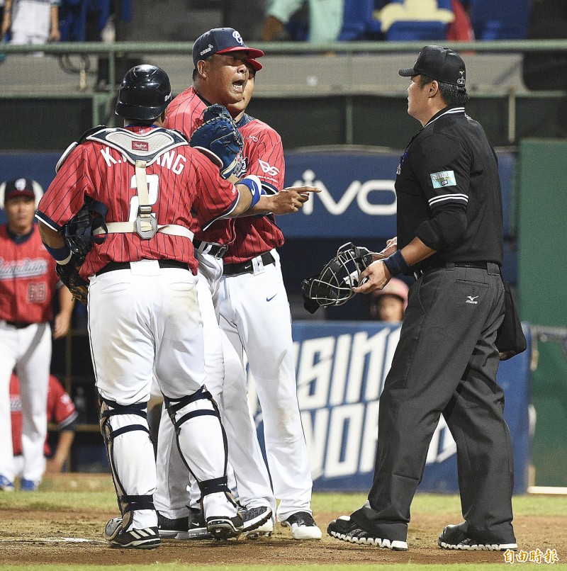 富邦悍將總教練陳連宏（中）到上場抗議，頂撞主審江春緯（右），隨後被判出場。（記者陳志曲攝）