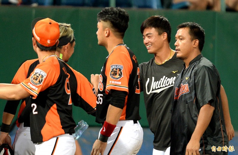 統一獅球員與施子謙道賀拿下本季第10勝。（記者林正堃攝）