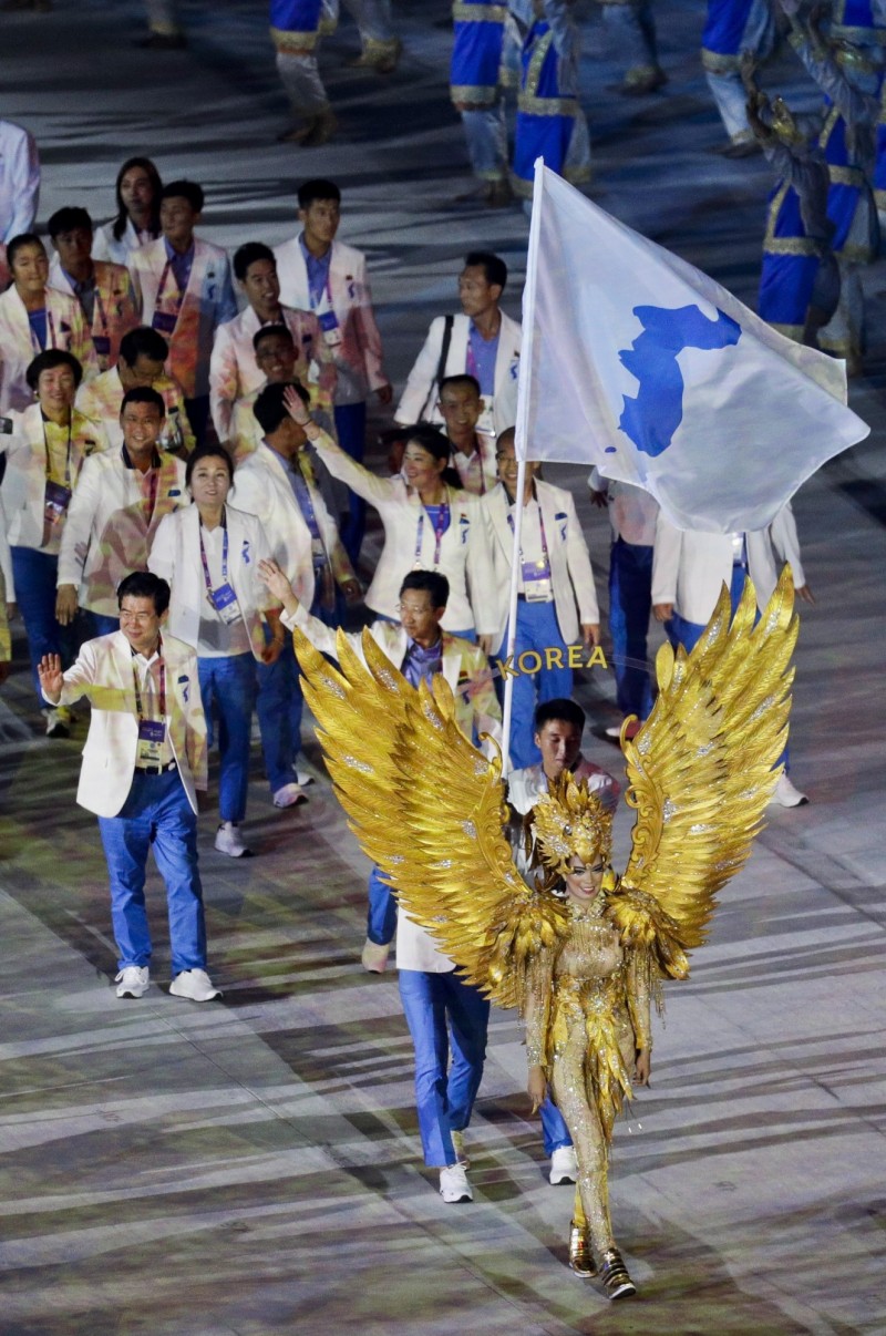 南、北韓聯隊進場。（美聯社）