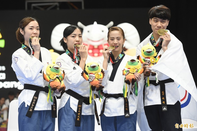 台灣跆拳道品勢代表隊陳靖（右起）、林侃諭、陳以瑄與陳湘婷分別拿下男單與女團銅牌。（特派記者陳志曲攝）