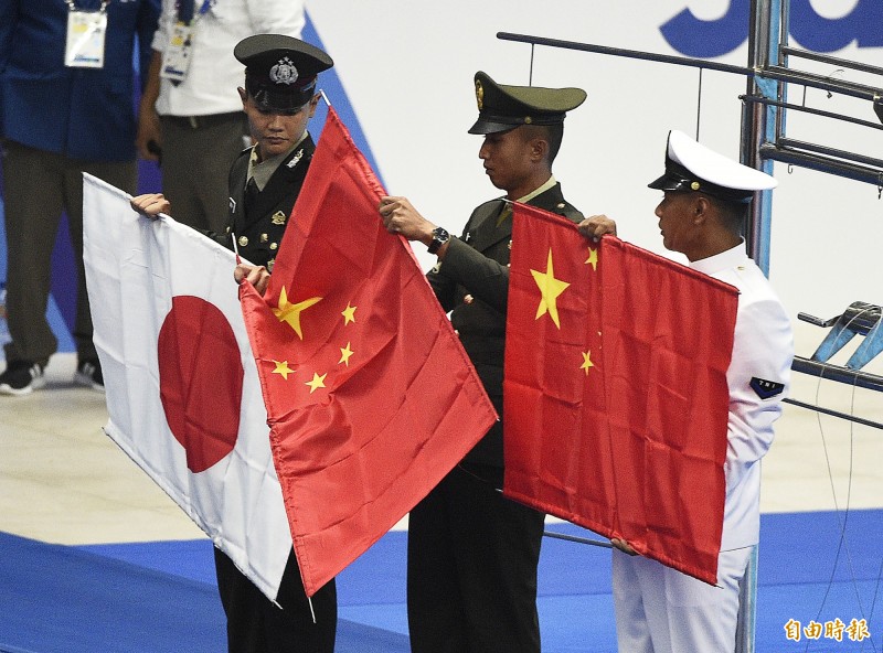 亞運》尷尬！中國泳將孫楊奪金 頒獎五星旗掉落還拿反