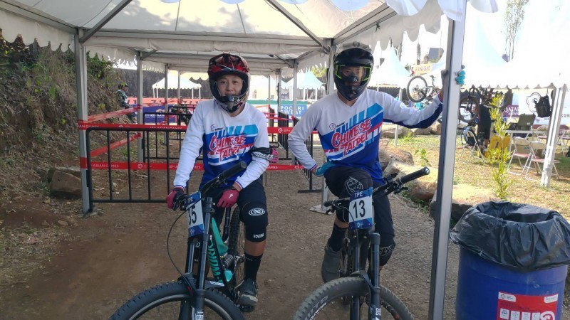 台灣好手江勝山（右）奪下銀牌。（教練楊東蓁提供）