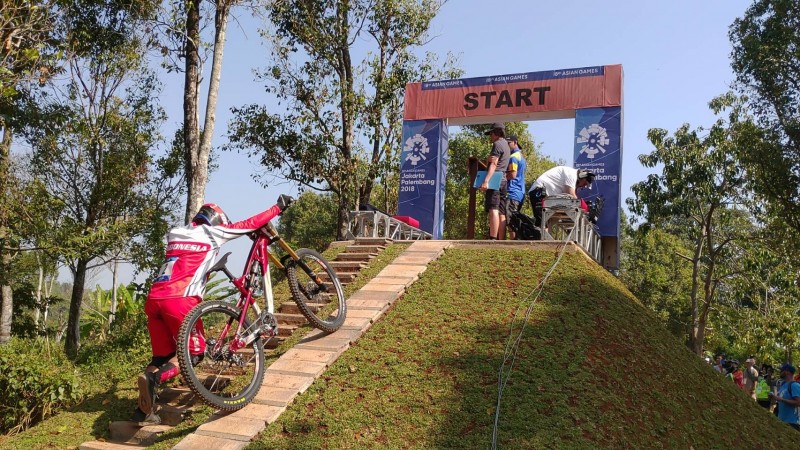 台灣在自行車下坡賽再奪一面銀牌。（教練楊東蓁提供）
