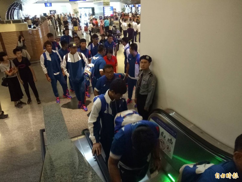 台灣成棒隊出發。（記者黃照敦攝）