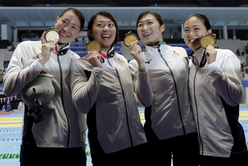 日本女團在女子400公尺混合式接力決賽奪金。右二為池江璃花子。（美聯社）