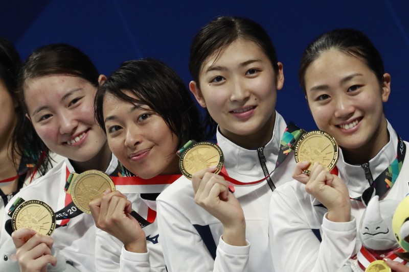 日本女團在女子400公尺混合式接力決賽奪金。右二為池江璃花子。（美聯社）
