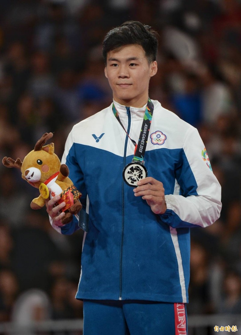 台灣21歲體操好手唐嘉鴻替我國再添史上第一面亞運體操銀牌。（特派記者林正堃攝）