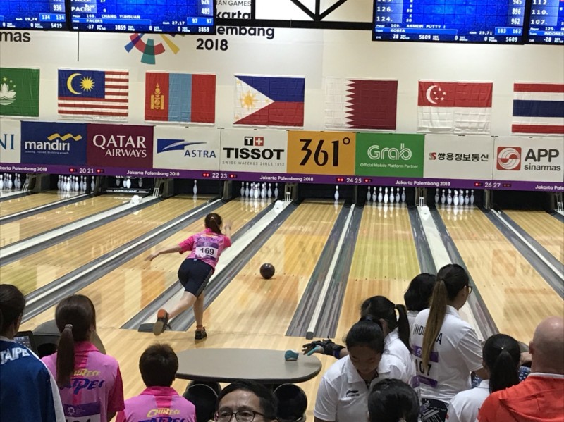 張羽萱（前）解球。（奧會提供）