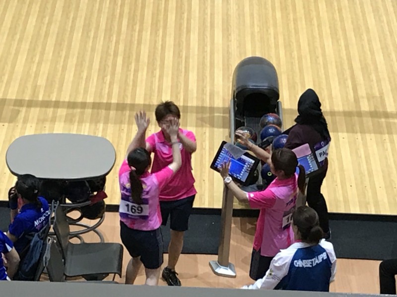 隊員們擊掌慶祝。（奧會提供）