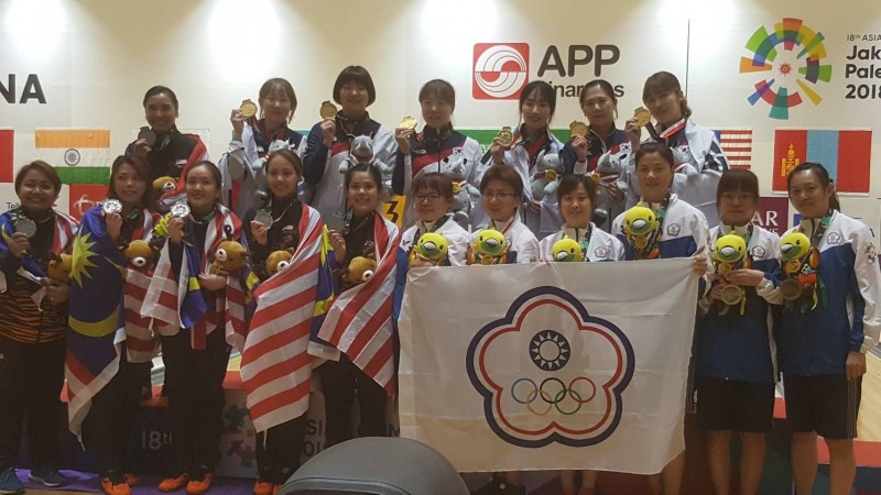 亞運保齡球女子團體6人賽得到銅牌，奪牌全體選手一同合照。（奧會提供）