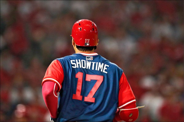 昨起大聯盟各隊穿上綽號球衣,昨天上場代打的大谷翔平背後繡上Showtime」頗吸睛。(美聯社) 昨起大聯盟各隊穿上綽號球衣,昨天上場代打的大谷翔平背後繡上Showtime」頗吸睛。(美聯社)