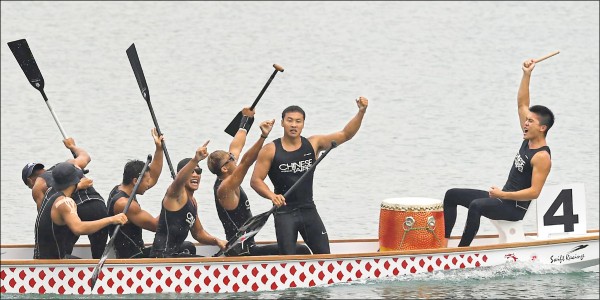 台灣隊昨在500公尺男子龍舟摘下金牌,隊員振臂慶祝。(取自官網) 台灣隊昨在500公尺男子龍舟摘下金牌,隊員振臂慶祝。(取自官網)