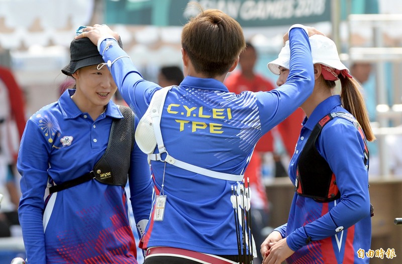 雷千瑩安慰兩位小老妹。（特派記者林正堃攝）