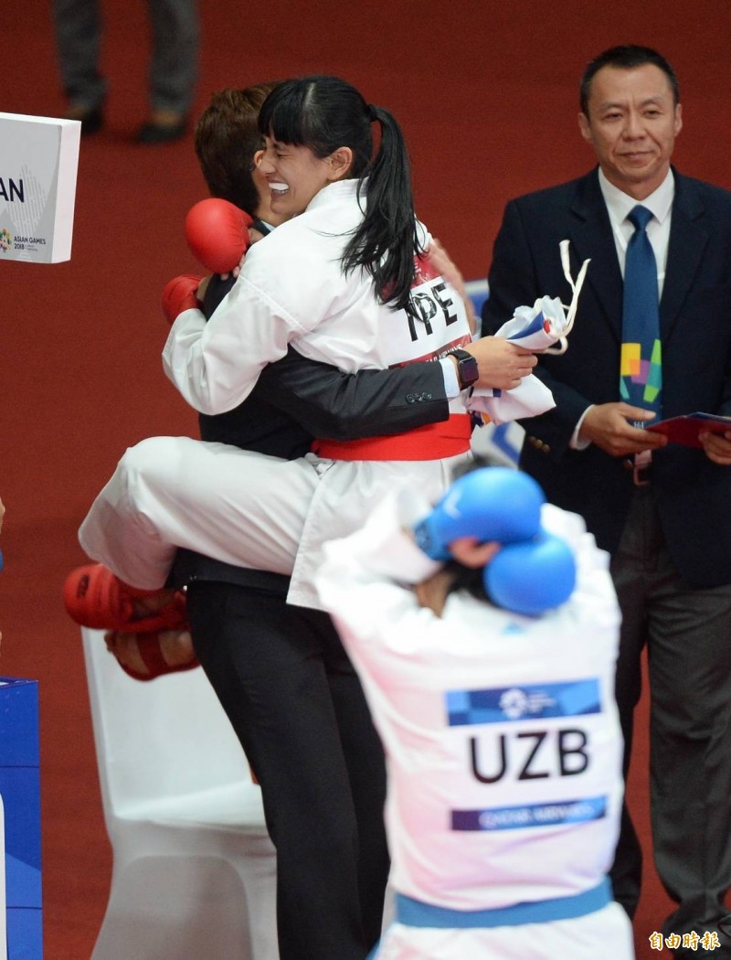 谷筱霜拿下金牌開心與教練擁抱。（特派記者林正堃攝）