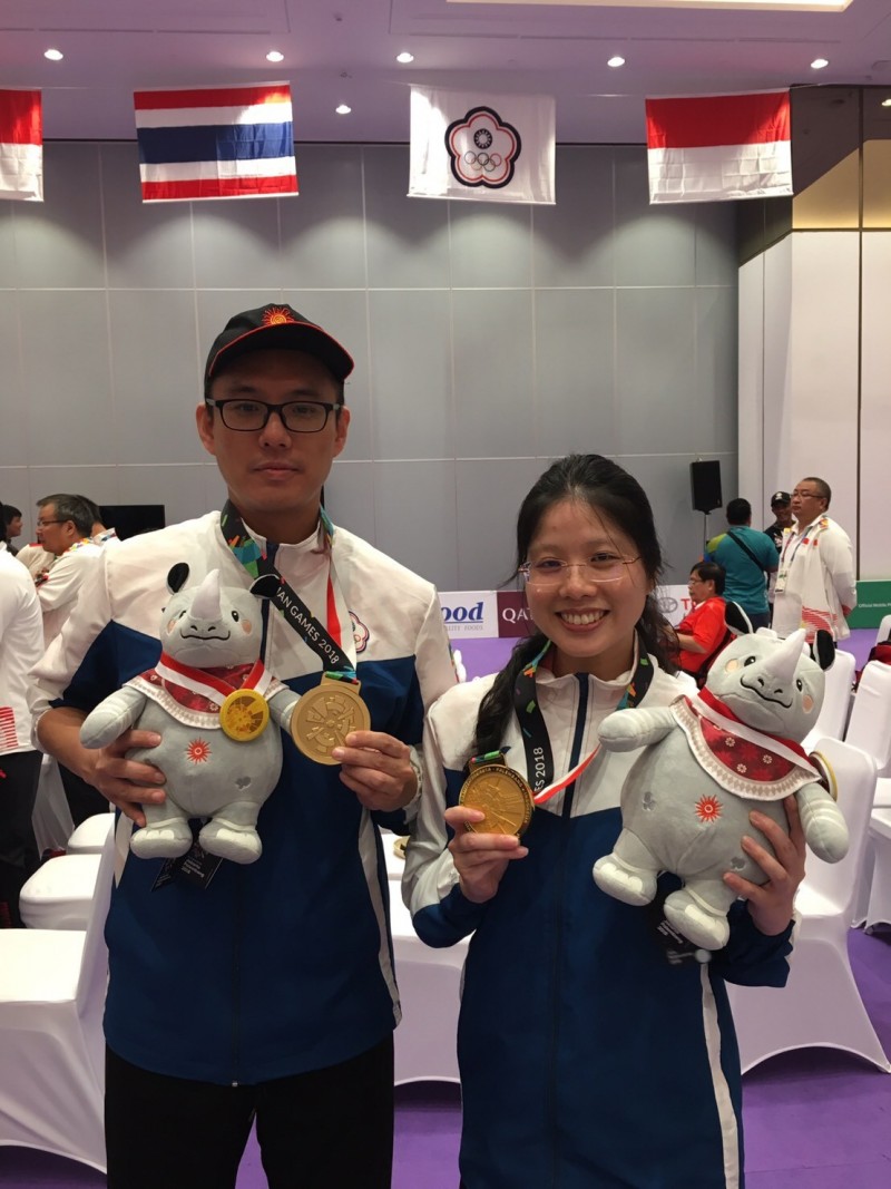 台灣楊欣龍（左）與搭檔陸怡如（右）獲得金牌。（奧會提供）