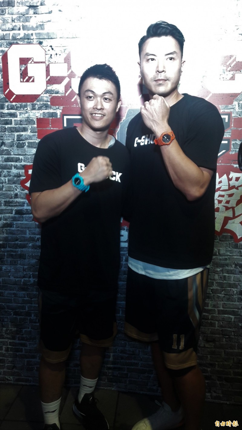  陳信安（右）、李學林（左）今出席三對三籃球活動。（記者粘藐云攝）