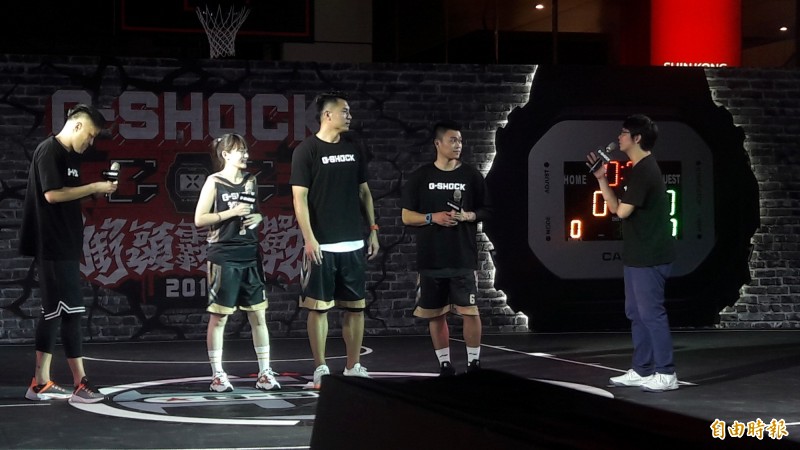 陳信安（中）、李學林（右）、籃球女孩洗菜（左）今出席三對三籃球活動。（記者粘藐云攝）