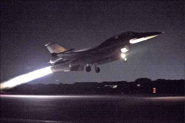 空軍派出2架F-16戰機升空迎接亞運台灣代表團歸國。（中央社）