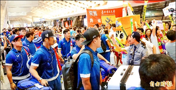 亞運台灣代表團最後一批選手昨晚歸國，大批熱情粉絲在機場等候接機。（記者姚介修攝）