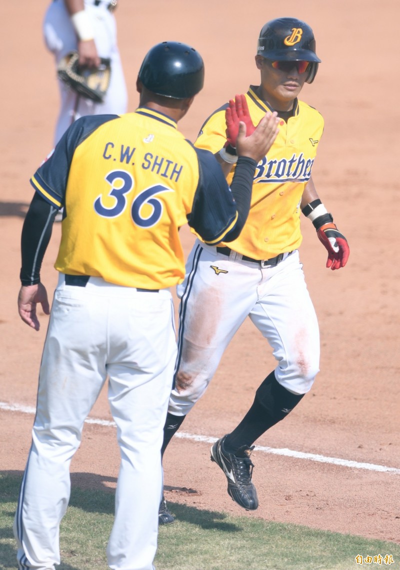 王勝偉今天敲出兩分砲（記者黃志源攝）