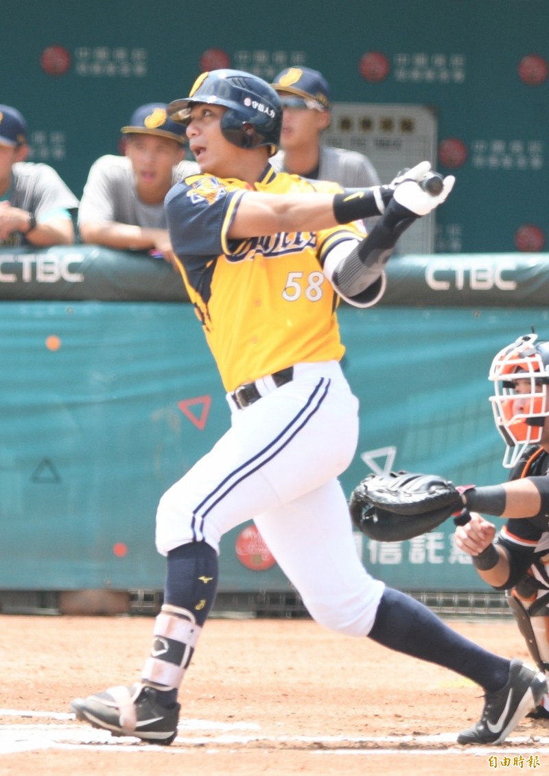 曾陶鎔在1局上擊出1分打點一壘安打。（記者黃志源攝）