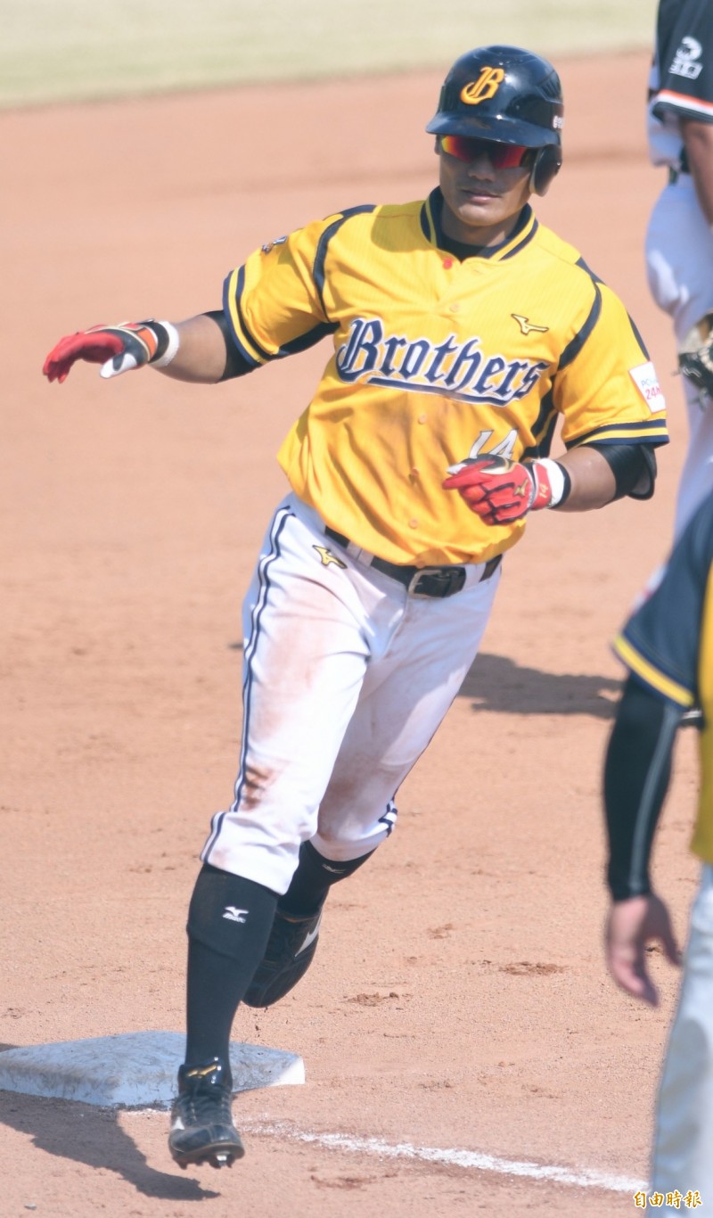 王勝偉在8局上擊出2分全壘打。（記者黃志源攝）
