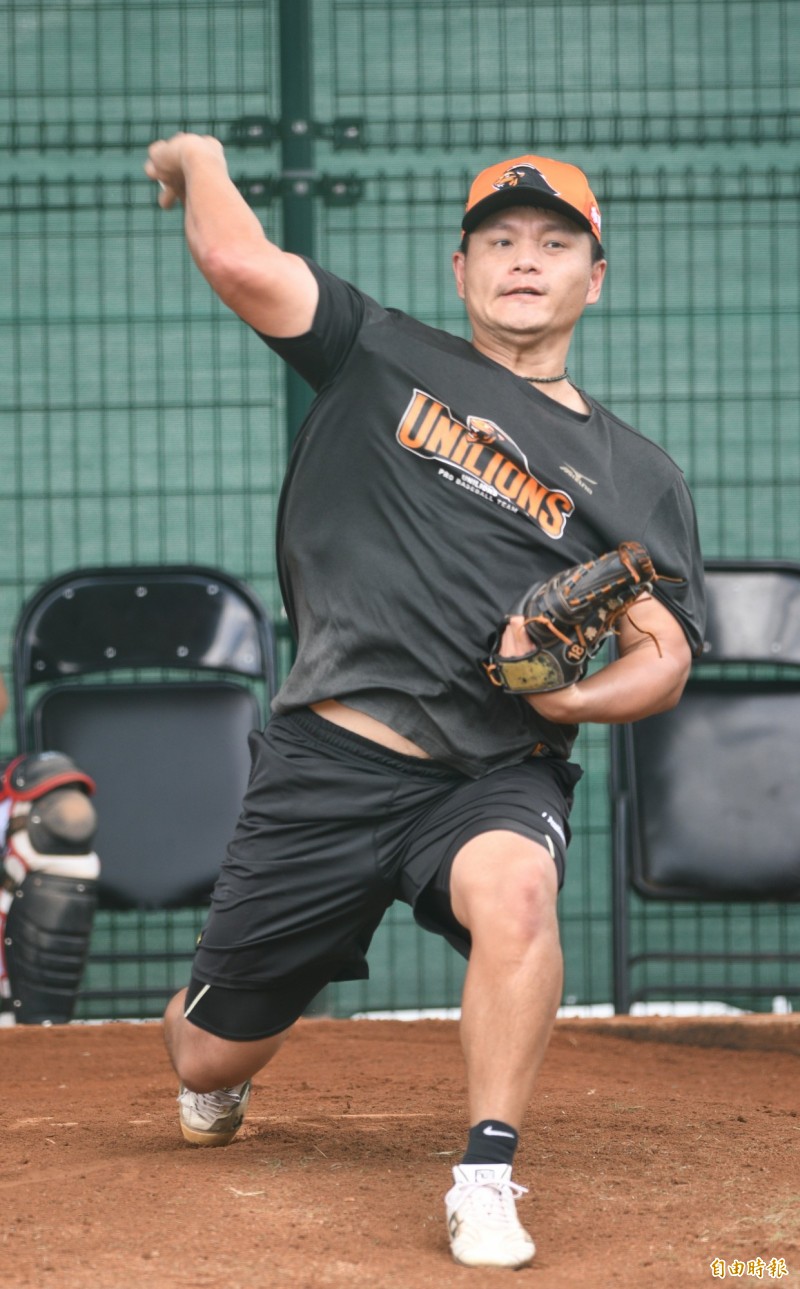 潘威倫今天二軍牛棚練投。（記者黃志源攝）