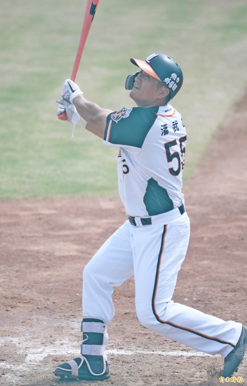 潘武雄因傷下二軍後，今天首度在二軍上場打擊，5局下替補上場擔任DH。（記者黃志源攝）