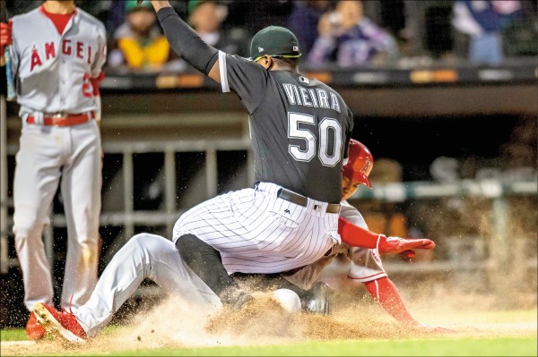 大谷(後)第9局趁暴投回本壘得分時,與白襪補位的投手維耶拉(前)相撞,造成右大腿挫傷,進入每日觀察名單。(今日美國) 大谷(後)第9局趁暴投回本壘得分時,與白襪補位的投手維耶拉(前)相撞,造成右大腿挫傷,進入每日觀察名單。(今日美國)