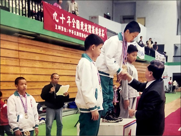 陳智郁國小時就獲得全國體操比賽冠軍。（陳智郁提供）