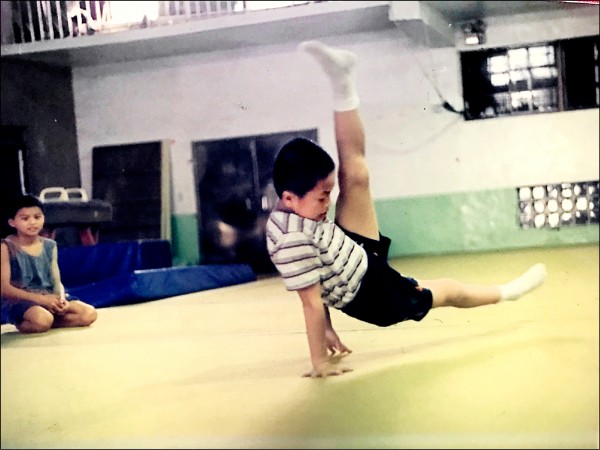 陳智郁家住宜蘭體操名校北成國小隔壁，跟著堂哥開始學體操。（陳智郁提供）